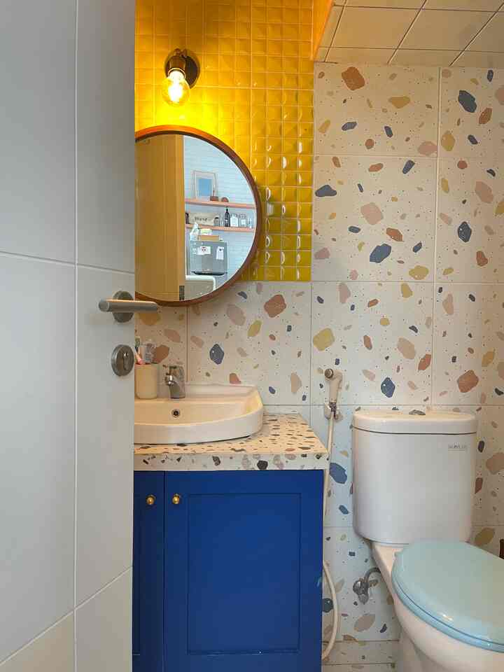 Helloo O!House Friends 🤗

Yuk ikut bathroom tour warna-warniku ini hehe. Memilih punya kamar mandi warna warni ditengah konsep rumah modern minimalis itu best decision ever. Karena sebagai orang yg berjiwa kreatif, aku perlu satu ruangan yg bisa mengekspresikan diriku sekaligus memberi sentuhan berbeda di rumah ini. Gimana menurut kalian? 😄

#kamarmandiminimalis #inspirasirumah #inspirasikamarmandi #INAFHome #rumahcluster