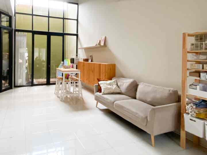 Awal nikah aku masih tinggal dirumah punya mertua, meskipun sudah tinggal berdua dengan suami... rasanya kurang enak karena belum punya rumah sendiri.

Singkat cerita aku cari rumah, dan akhirny ketemu perumhan tempat aku tingga sekarang.

Jadi sudah 12 tahun tinggal dirumah ini.. rumah yang kita beli langsung dari developer.

Awal bertemu dengan rumah ini langsung suka.. 12 tahun yang lalu, rumah ini termasuk estetik dan minimalis persis seperti yang aku doakan.

Selama menempati rumah ini aku baru merenov dapur dan menambah pintu kaca di ujung ruang tamu.

Rumah buat aku bukan sekedar tempat berteduh.. tapi juga tempat kami menciptakan kenangan bersama orang orang tersayang.

#MyHomeStory #MyHomeJourney #HomeSweetHome #greynehaus #rumahdeveloper #rumhadibandung #kamaranak #ruangkerja 