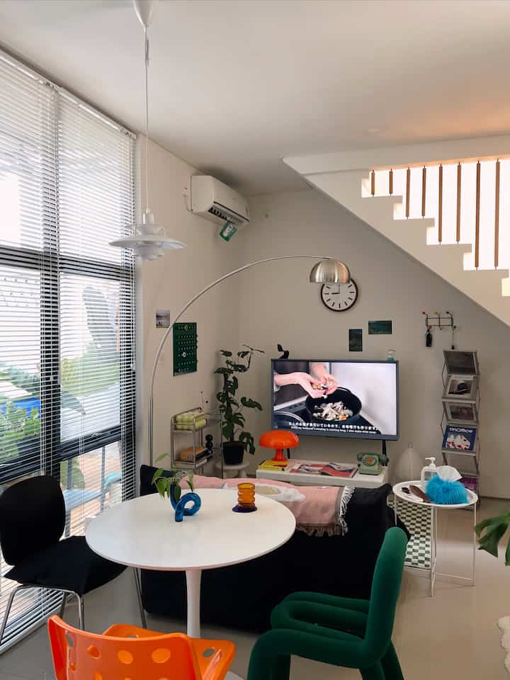 Penerapan konsep open space dapat digunakan untuk menyiasati ukuran rumah yang kecil agar terasa lebih luas. Hal inilah yang diterapkan di rumah saya sehingga living room menyatu dengan family room dan ruang makan 🛋️

Untuk menciptakan suasana cozy pada living room, pemilihan furniture menjadi poin utama. Salah satunya saya menggunakan togo sofa yang memiliki ketinggian rendah dan bidang area duduk yang luas sehingga dapat meningkatkan kenyamanan ketika bersantai. Hal lainnya adalah peletakkan tanaman pada ruangan yang dapat membuat kesan asri dan homey.

Banyaknya perpaduan warna item yang saya lakukan pada ruangan selain menyesuaikan dengan tema ruangan (mid century modern) juga untuk membuat ruangan terasa lebih hidup dan tidak monoton sehingga dapat menciptakan perasaan ceria ketika bersantai. Item item ini saya dapatkan dari beberapa e-commerce baik yang di dalam negeri maupun luar negeri ✨

#livingroomstyling
#livingroomdecor
#livingroommakeover