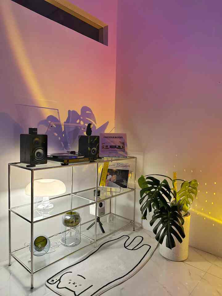 Sudut favorit •
-
Sudut ini kita dekor untuk hiburan seperti mendengarkan koleksi piringan hitam dan menyimpan beberapa koleksi lampu. 
-
Agar tidak bosan kita merubah mood setting lamp sesuai warna yangb diinginkan dan memindah” layout benda 

#dekorasirumah #lowbudget #homedecor #home #homestagram #instagrammable #72sqm #bauhaus #minimalis #angkahouse 