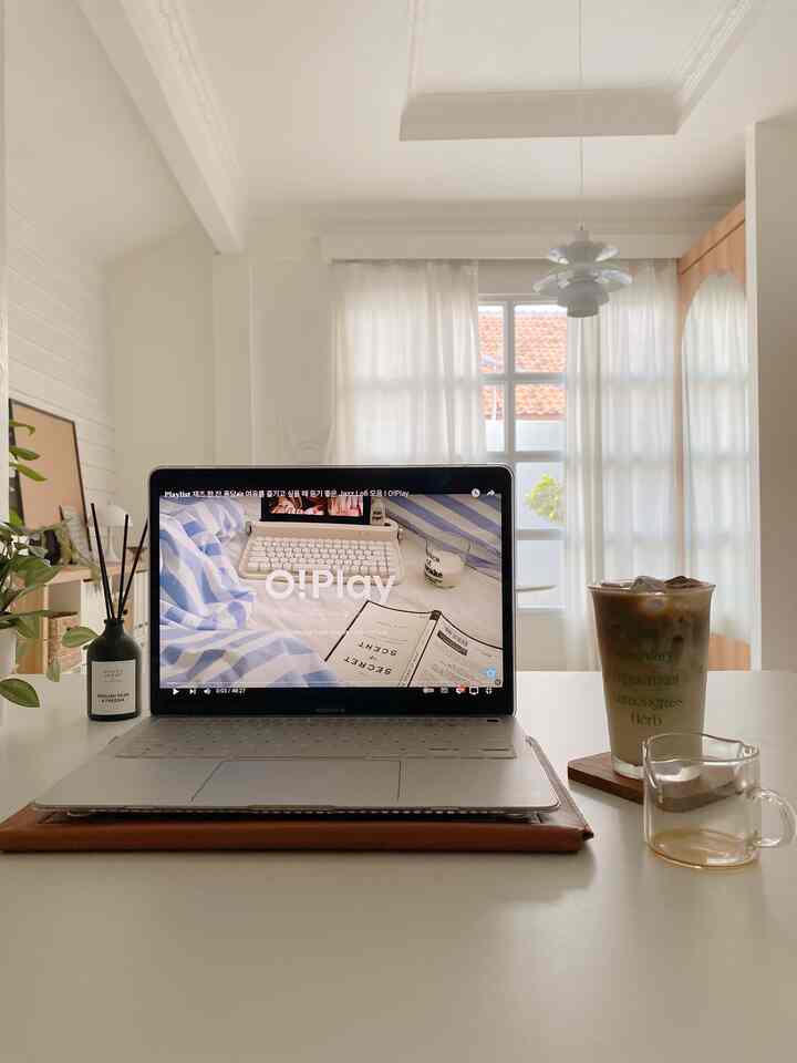 Duduk sore sejenak sambil menikmati segelas es kopi favorit dan mendengarkan musik jazz di O!Play .. 🩵🩵🩵
#homeoffice #slowlife #slowliving #liveslowly #coffee #homeinspo #minimalist #aestheticroomdecor