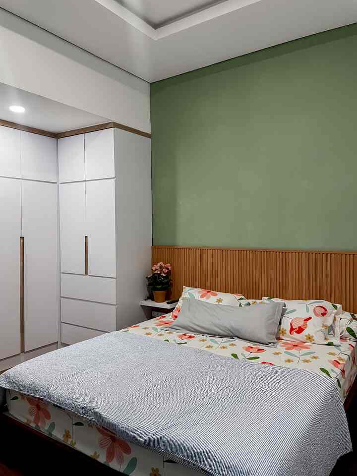 Ini ruang utama di @diemdibumi. Yang bikin aku suka dengan kamar tidur kami adalah perpaduan warna yang pas dengan keseluruhannya ditambah ootd corner dengan kaca besar yang menempel di dinding😍 #dekorasikamartidur #inspirasikamartidur #bedroomstyling #kamartidur #homedecor #homedecorinspiration
