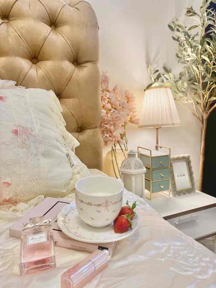 Suasana di malam hari di kamarku 🤍



#bedroom #idedekor #homedecorenthusiast #homedecor #homeaesthetic #favoritecorner 