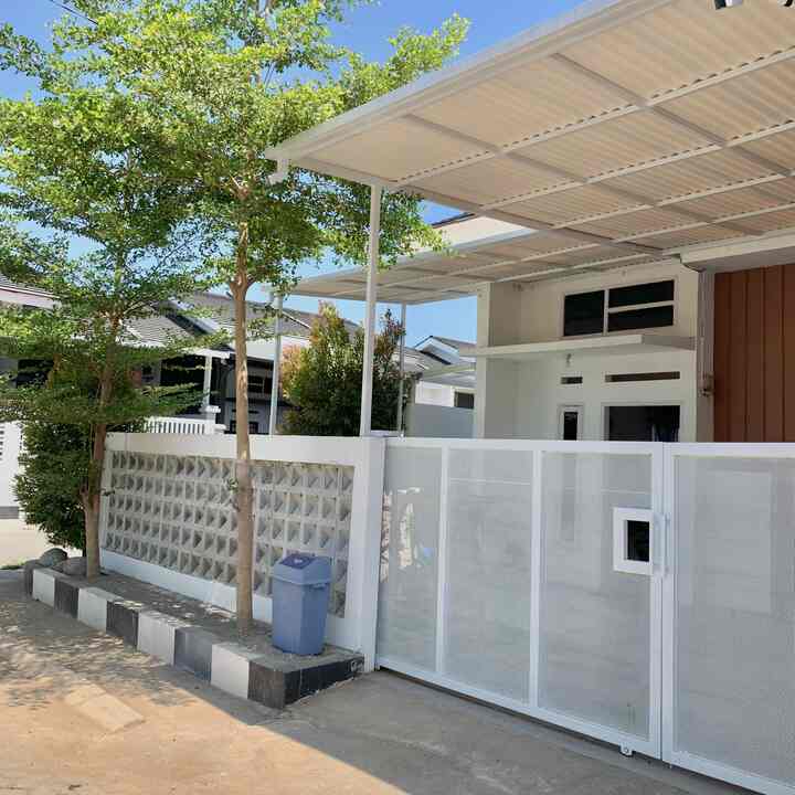 Mencari Rumah = mencari Jodoh 🏡

Tahun 2020 saat aku dan suami sudah tidak lagi LDR, dan akan dikaruniai buah hati, akhirnya kami bisa memutuskan dan berani cari tempat tinggal. Bener-bener mentok baru berpikir harus punya rumah saat itu. Akhirnya semua serba cepat dan dadakan.

Ditengah wabah covid19 saat itu mobilitas kami pun terbatas. Saat pencarian dari cluster 1 ke lainnya rumah yang sekarang kami sebut GH House ini yang paling sesuai sama kebutuhan kita. Faktornya hanya sedikit saat itu, dekat dengan kantor suami, dekat fasilitas umum (sekolah, tol), lingkungannya akan berkembang pesat beberapa tahun kedepan dan tidak banjir.

Saat melihat unit bukan rumah sudut ini yang kami cek. Justru 3 rumah di sebelahnya. Entah kenapa seperti ada yang menunjukkan harus ambil unit yg di sudut ini. Pas sekali kami deal dengan harga tahun sebelumnya (lebih murah) karena mengganti orang sebelumnya yg batal karena satu dan lain hal. Mungkin ini yang disebut JODOH

Mulai saat itulah kami renovasi sedikit demi sedikit rumah bawaan developer ini agar kebutuhan ruang menjadi maksimal. Tambah kamar mandi, tambah laundry/service area dan ubah posisi dapur. Dibuat open space agar terkesan luas.
Hingga sekarang masih terus bertumbuh perlahan.


#MyHomeStory
#MyHomeJourney
#HomeSweetHome