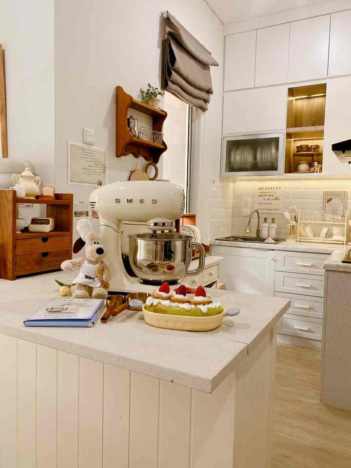 Karena keterbatasan ruang di rumah mungil SAY Little Home , meja makan di ahli fungsikan jadi meja baking 🥹🤍 langsung bersatu sama dapur kecil menjadi inspirasi untuk semua rumah kecil #ruangmakan #dapuropenspace #dapurmodern #dapur #homedecor #homeinspo #kitchen #kitchenbach 