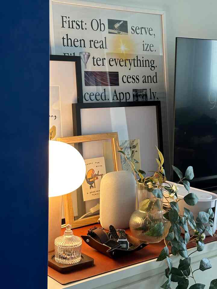 Rasanya punya pernak-pernik itu kaya ngegambar di vas kosong, bisa kita bentuk segimana kita mau 🎨👨🏻‍🎨

I like to call mine an organized chaos 👀🏷️

Ga perlu mahal, tapi campur-campur banyak elemen itu ternyata seru!

#FancyBudgetMinim #LowEffortFancy #SpillDecorLowBudget #minimalist #decorlowbudget #apartemen #studioapartment 

