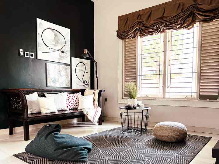 Ruang Nonton Televisi Gaya Ekletik.

Perabot di ruang nonton tv cukup simpel, kursi jati panjang dilengkapi cushion dan throw, coffee table bundar berbahan besi dan tv kabinet.
Tv kabinet tempat meletakkan tv 75’inch dan sound sistem.
Jika malam hari lilin aroma therapy dinyalakan untuk menciptakan suasana rileks saat menonton televisi.
Juga ada standing lamp untuk penerangan tambahan saat membaca.
Lukisan abstrak yang terpajang hasil karya sendiri, sebagai point of view bahwa ruangan ini bertema ekletik,penggabungan gaya klasik dan modern.
#midcenturymodern #livingroom
#ruangkeluarga #ekletik #homedecorinspo #roomdecorinspo
#aesthetichomedecor 