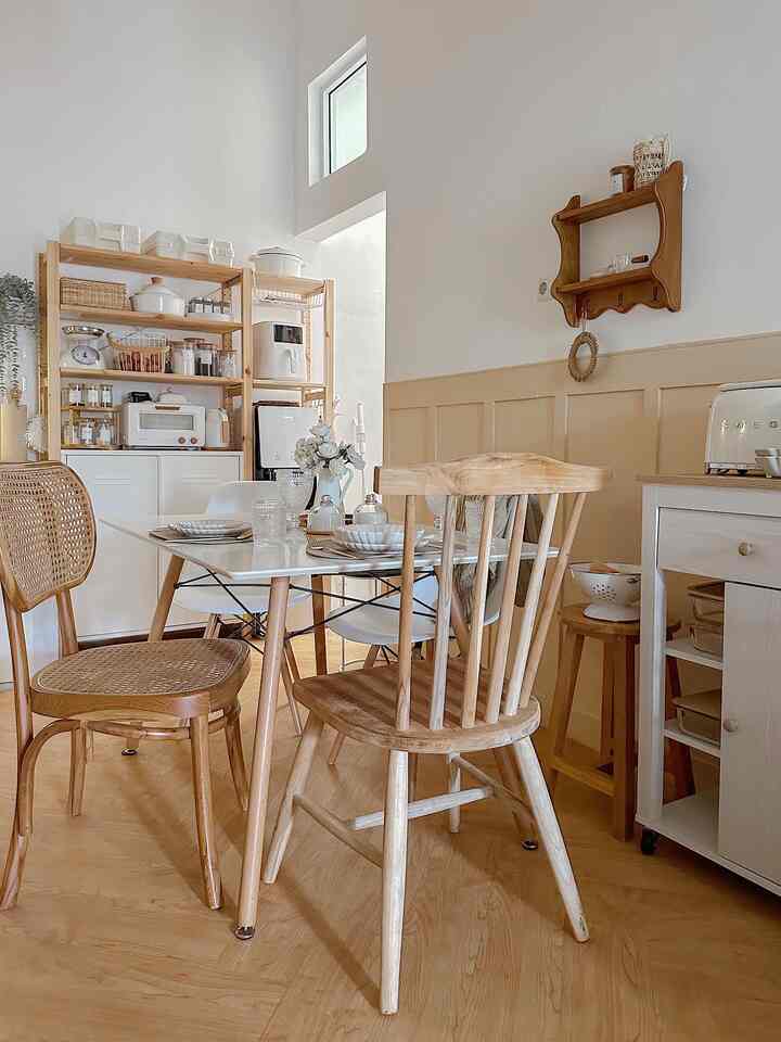 rumah mungil ku ini luas nya hanya 72m, agar terlihat luas untuk area dapur dgn lahan terbatas ini pemilihan furniture dgn ukuran sedang, perbanyak storage, hindari memajang perintilan yg berlebihan, pilih brg dan furniture dgn warna senada dan cat dinding dgn warna basic <3 

#rumahmungil #tinyhouse #nevertoosmall #scandihome #koreanhome #casaandria #kitchenidea #dapurmungil #dekorasirumahmungil 