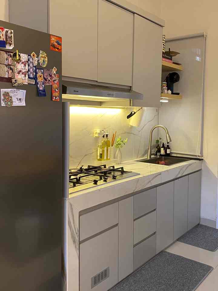 Untuk styling kitchen agar cantik pakai dekorasi yang simple dan tetap meminimalisir barang diatas counter top. Kitchenku sendiri pakai dekorasi yang standar & selalu dibersihkan setiap habis dipakai.

#kitchenstyling #kitchensecorideas #kitchenmakeover #rumahdeveloper #rumahmungil #50m2 #petparent #minimalis 