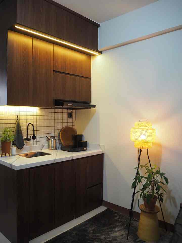 #makeoverkitchen beton ✨ untuk area kitchen, saya mengcover kitchen beton bawaan dari apartment, untuk menghindari biaya bongkaran beton. Hasilnya area kitchen terlihat lebih minimalist dan tidak terkesan bulky. Kabinet atas dibuat full untuk ruang penyimpanan lebih banyak.
>> slide terakhir tampilan kitchen beton sblm di makeover