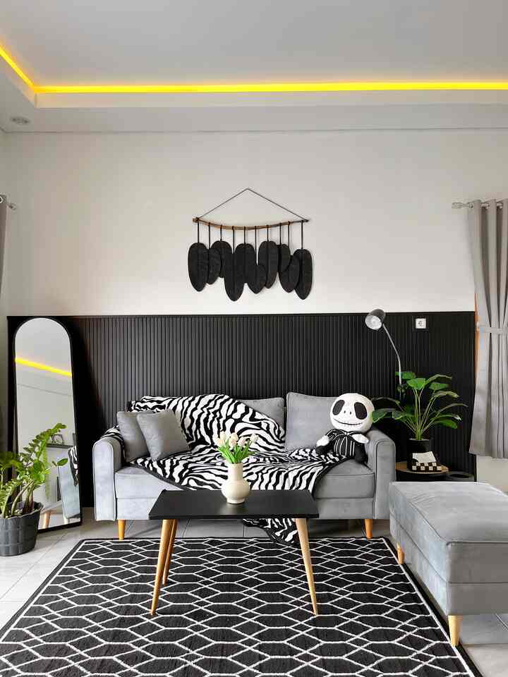 Living room menjadi salah satu ruangan yang paling aku suka karna ruangan ini yang dekorasinya hampir sempurna versi aku d banding dengan ruangan lain. Setalah aktivas  yang melelahkan biasanya aku menghabiskan waktu disini sambil rebahan di sofa abu dan nonton TV. 

Aku memilih WPC wall panel hitam untuk dekorasi d ruangan ini agar terlihat lebih simple dan elegan. Mirror selalu menjadi dekorasi fav aku d setiap ruangan karna menjadikan ruangan terkesan lebih luas. Aku juga menambahkan tanaman asli dan tanaman arificial agar ruangan ini nampak segar meskipun banyak dekorasi warna hitam. 

#bumigerrd  #MyFavoriteRoom #MyHouseStory #MyFavoriteItems #ruangtamu #monochrome #monimalist