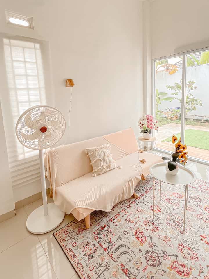 Rumah ini mengusung tema minimalis bernuansa putih, ini adalah ruang tempat kita kumpul sembari menikmati cahaya matahari senja.. sedikit diberi warna dari bunga Anggrek latex yang memberi kesan rumah ini terlihat manis🌸

#minimalis #homedecorinspo #aesthetichomedecor #rumahdenganpekarangan #rumahputih #putihdankayu #warm #livewithkids #rumahmungil 