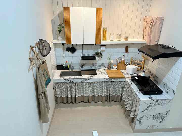 Cerita mencari inspirasi untuk dapur ukuran 2,3 m x 1,5 m dengan low budget..

Hai semuanya, apa kabar ? ^.^ 
Aku mau cerita lagi pengalaman menetukan interior dari dapur aku. 

Awal proses bangun, kami hanya punya budget untuk bikin dapur meja beton menggunakan granit yang ukurannya 60x60 cm, lalu menggunakan keramik bevel untuk dindingnya..

Nah karna budget terbatas, asalkan kami ingin semua bagian rumah cepet terisi. Akhirnya mencari inspirasi dekorasi ke ikea alam sutra. Dapatlah inspirasi pemasangan ambalan dan lemari gantung. Percis seperti contoh di ikea dan kebetulan alhamdullillah pas banget ukurannya di dapur aku..

Lalu kemaren ada sisa panel dowel. Pernah lihat juga di instagram. Aku diy pasang ke lemari gantung ikea. Gimana-gimana cocok aja kan ? Make over ala-la😁

Kalau temen-temen ikuti rumah aku, sebelumnya tembok ini warna hijau. Nah aku make over lagi menggunakan wallbatten dan aku cat warna cream biar terlihat serasi sama tone perabotan yang aku pake..

Wallbatten ini inspirasi juga dari temen-temen home decor di ohouse atau instagram..

Tips dari aku untuk temen-temen yang pengennya nyari low budget..banyak survey ke tempat2 yang dekoratif dengan banyak pilihan harga. Banyak survey dekorasi temen-temen di online sampai menentukan desain interior seperti apa yang di inginkan dengan low budget. Rumah bisa terlihat cantik tapi uang gak boncos. 

Semoga menginspirasi ^.^

#rumahtanpaarsitek #selfmakeover #diy 
#shabby #japandi #woodwhite #minimalist #rumahcluster #rumahdeveloper #parungpanjang #bogor #rumahmungil #livewithkids