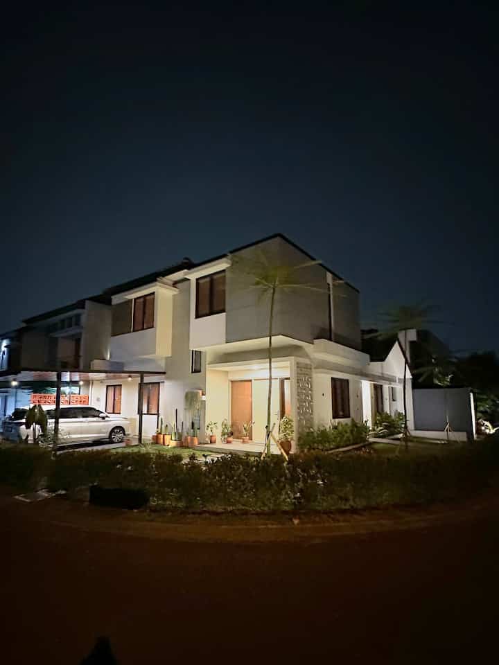 Night Vibe

Slide 1 
Facade dimalam hari, dirumah semua menggunakan warm white utk lightingnya. Utk area taman aku menggunakan solar panel. 

Slide 2
Area ruang tamu
Jarang sekali kami menyalakan seluruh lampu utk ruang tamu karena memang jarang menerima tamu. Diruang tamu ini kami menggunakan 6 downlight (jarang dinyalakan), lalu ada standing lamp yang setiap malam menyala, juga 2 scented candle. Untuk standing lamp aku menggunakan sistem wifi sehingga sudah diatur harus menyala dan padam jam berapa. 

Slide 3
Area ruang keluarga
Ada 6 downlight, 1 pendant light di dining area. Suasa dimalam hari setiap hari ini seperti ini pencahayaannya.

#nightvibe
#lightingideas
#lightinginspiration
#scandinavian
#japandi
#nordic
#koreanhome
#warmwhitelighting