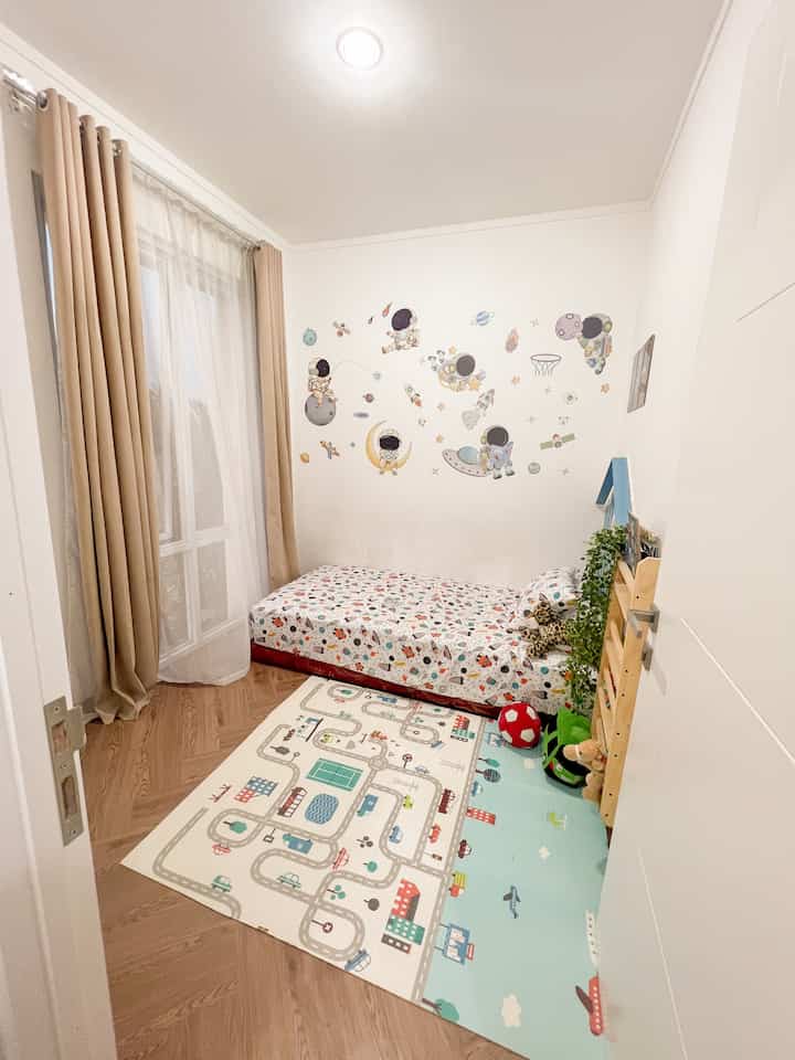 Hallo, ini adalah ruang kamar anak kami...

Berukuran 2,5 x 3 m2 cukup untuk satu kasur single, area bermain dan belajar, lemari pakaian kecil, dan rak buku yang menempel di dinding.
Kami suka dengan kamar ini karna menurut kami ini cukup.

Barang favorite dari kamar ini adalah wall batten yang kami buat sendiri sebagai headboard kasur.
Di design berbentuk atap rumah berwarna biru dan dihiasi lampu LED stripe, membuat kamar ini lebih menarik untuk dilihat.

Kami dekorasi kamar ini sesuai keinginan anak kami.
"Astronot and space" 

Tidak ada tips khusus agar kamar ini selalu rapi.
Tipsnya ya, harus selalu rajin dibereskan🤭 

#dekorasikamaranak
#inspirasikamaranak
#kidsroomstyling
#kamaranakminimalis
#kamaranaklaki-laki 
#kamaranakastronot
#kamaranakcowo
#kidsroom