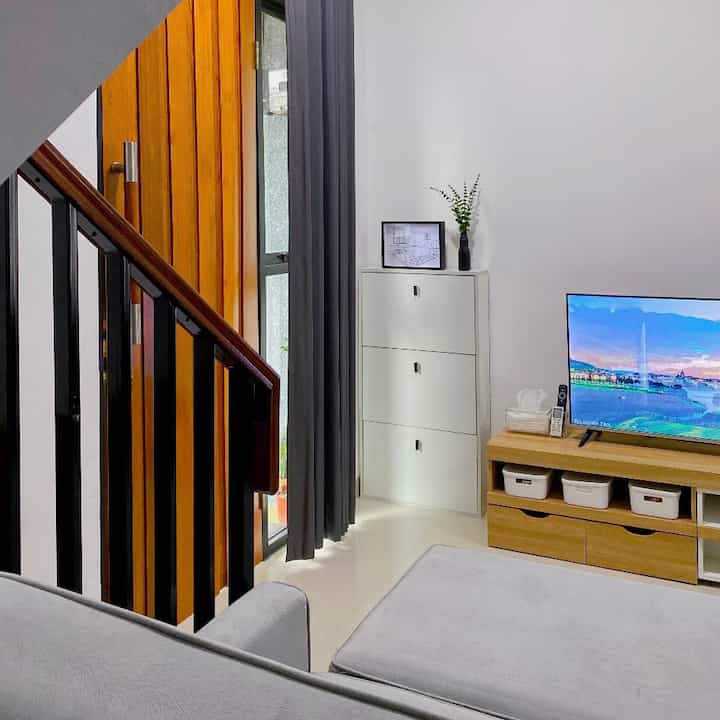 Mini decorations: turning old bottles into beautiful vases✨

#smalldecoration #pernakpernikrumah #decorationsinspo #lemarisepatu #raktvminimalis #rumahkecil #rumahmungil #dekoruma