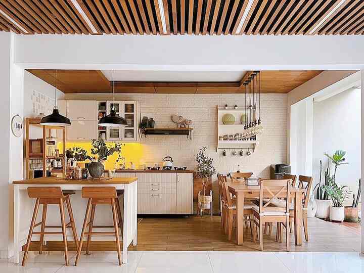 Luas dapur dan dining room aku ini 5x3m, dominasi warna putih dan juga coklat (kayu)

Biasanya ini jd tempat favorite aku sekeluarga utk berkumpul selain di living room.

Utk dining room kita ambil yg 6 seat dan kebetulan meja makan  nya ini bs di extend jd 8 seat 

#kitchenroomdecor #diningroomdecor #kitchenideas #diningroomideas #kitcheninspirations
