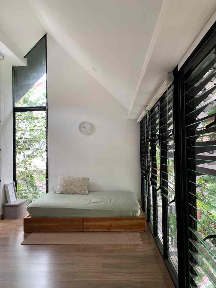 Setuju nggak kalau ruang serbaguna ini adalah yang paling estetik di whiteinblack? 

Ruangan ini dibiarkan apa adanya dengan furnitur seminim mungkin, agar ruangan sempit terasa luas.

Swipe untuk bonus pemandangan.

#aestheticroom #aesthetichomedecor #homestyling #whiteinblack #