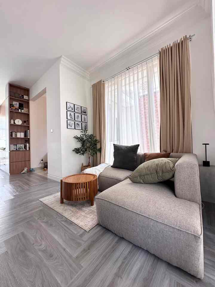 Colour palete di rumah kami didominasi oleh warna abu-abu, kayu dan creame. 
Tips dari kami memilih sarung bantalpun bernuansa earth tone, hijau, coklat dan abu. Agar memberi suasana yang balance dan mewakili komponen di ruang tamu, menyatu dengan willy tree, vinyl yang abu-abu dan coklat senada dengan warna meja. Begitu pula dengan dapur, dapur juga sebisa mungkin memilih komponen nya yang sesuai, seperti granite kami memilih warna yang memiliki komponen coklat, abu dan putih agar menyatu dengan furnitur kami 


#BringColorsToMyHome
#HomeColorPalette
#HomeColorDesign
#modernmininalist
#rumahdeveloper