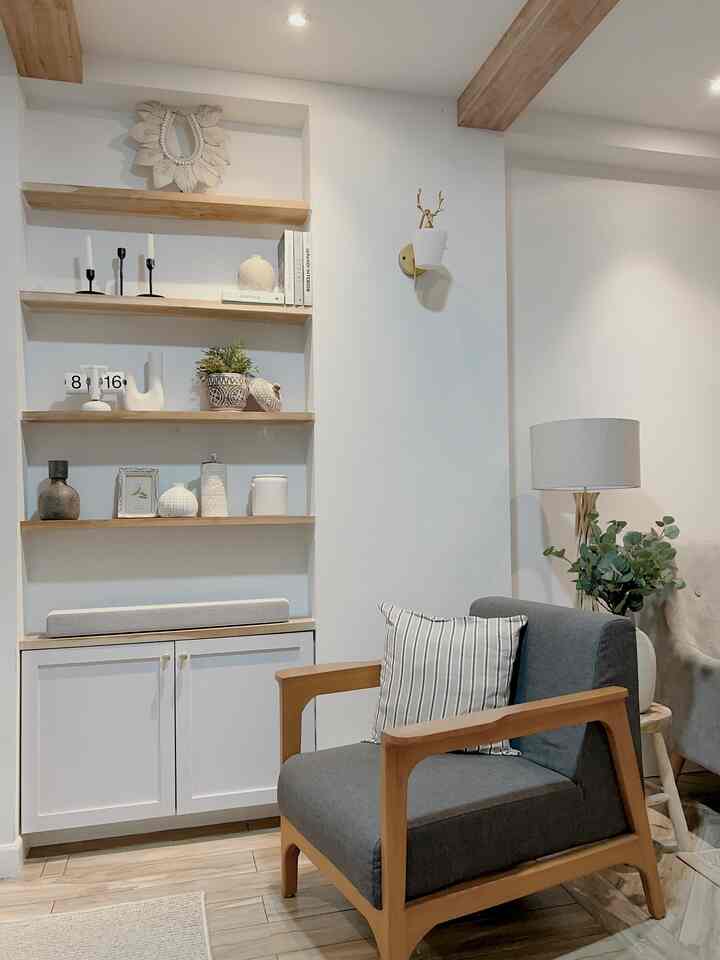 Ini adalah ruang keluarga dirumah kami yang masih didominasi oleh warna putih dan sedikit sentuhan warna abu-abu tua.

#livingroom #whiteinterior #classicmodern 