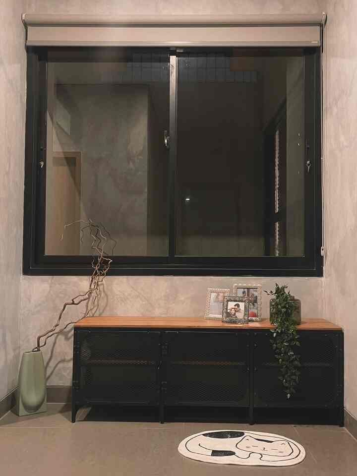 Night vibe dirumah maison de vir: 
Pemandangan depan tangga lantai dua, persimpangan antara kamar dan deck /balkon luas. Memakai meja tv tak terpakai. Not bad ternyata. Pintu dibuat dua lapis untuk alasn keamanan. #ruang #ikea #mejatv #nightvibe