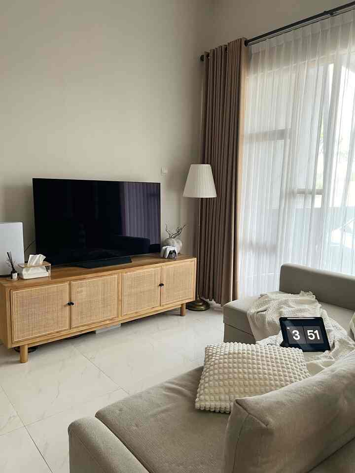 Gloomy living room.. akhir2 ini sering banget hujan, membuat living room menjadi spot favorite bersantai karena bisa menikmati pemandangan hujan dari jendela besar sambil menghangatkan diri dengan throwblanket di sofa.. #inspirasilivingroom #dekorasilivingroom #simplelivingroom #japandilivingroom #warmlivingroom