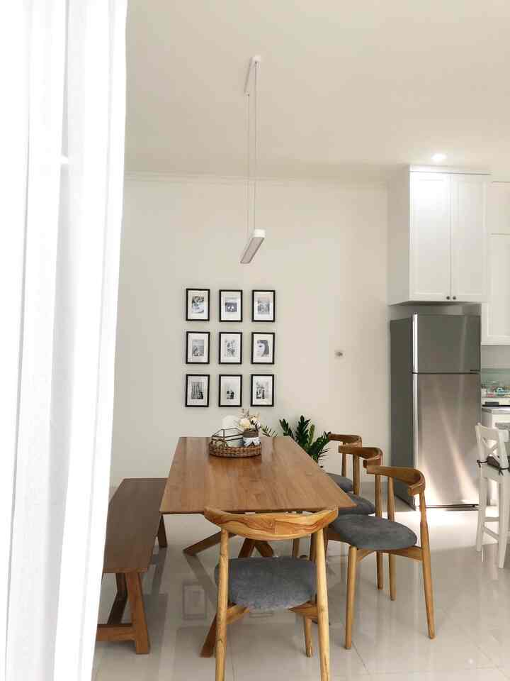 Redecorating our dining table and rearranging the plant too! Happy weekend ♥️ #minimalisthouse #modernminimalist #tropicalhome #diningroom #woodtable #diningtable #diningroomideas #modernminimalisthouse #whitehouse