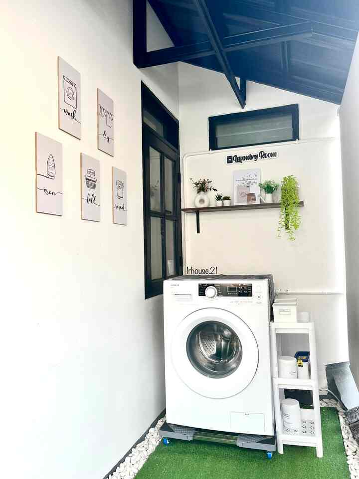 ✨Laundry Room Minimalis ✨

Laundry room ini letaknya di outdoor lantai 2, memanfaatkan lahan 1 x 3 meter. Untuk mempermanis area ini kami tambahkan ambalan  yg di gunakan untuk menyimpan item dekoratif seperti tanaman artificial, vas dan wall dekor.

 Semoga menginspirasi 🫶🏻

#decorlowbudget #inspirasilaundryroom #laundryroomminimalis #depok #laundryroomidea #lifewithkids #outdoorlaundryroom

