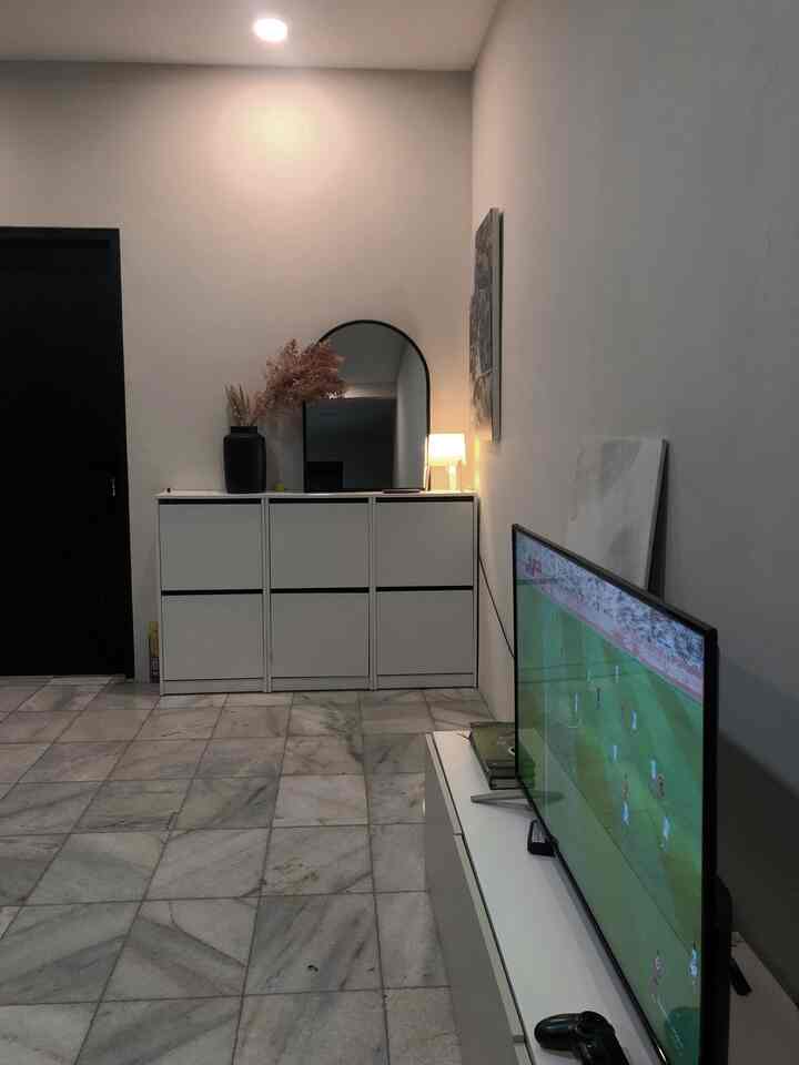 Sudut baru di ruang tamu khisaku👀

#ruangtamu #dekorasiruangtamu #livingroom #lemariruangtamu #cermininterior #minimalis #monochrome 