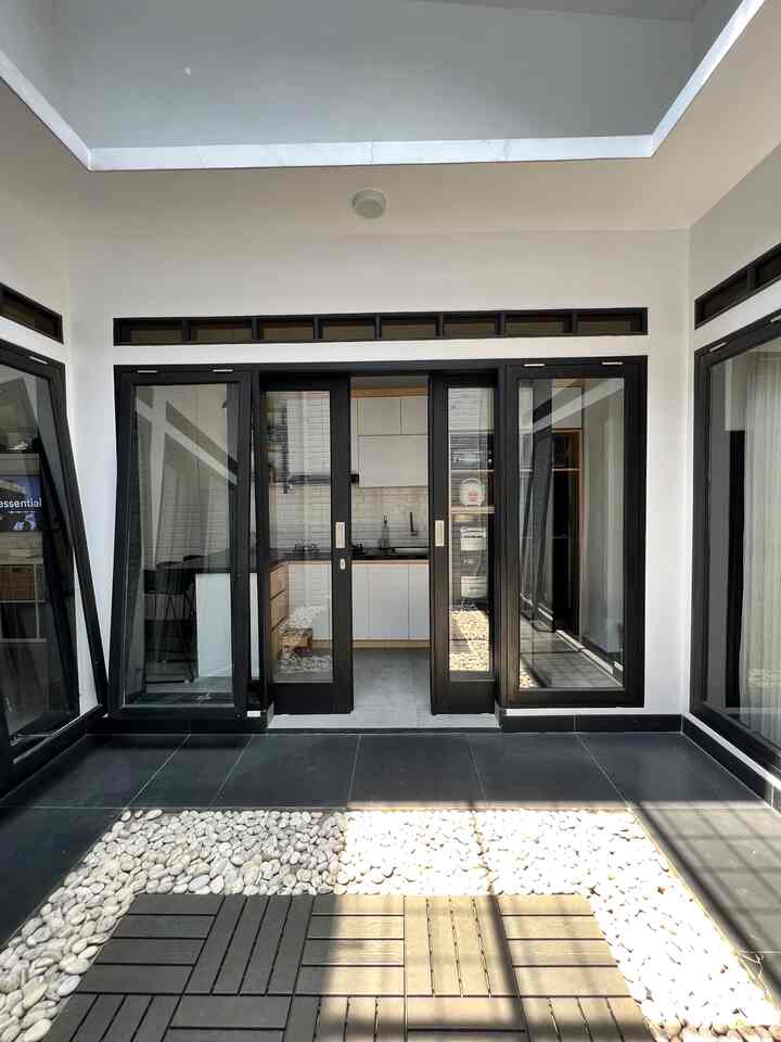 Rumah ini kami pilih berdasarkan selera dan keinginan kami. Kami membelinya dari developer dengan konsep free design. Jadi developer hanya membangunkan saja untuk semua material dan design kami yang menentukan. Namun seiring berjalannya waktu dan kebetuhan ada beberapa design yang sebenarnya kurang pas, contohnya adalah antara ruang tamu dan dapur jaraknya sedikit sekali hampir tidak berjarak. Tapi kami siasati dengan membuat kitchen island, sehingga ada sedikit pemisah antara ruang tamu dan dapur. 

Kami ingin menjadikan rumah ini rumah yang nyaman bagu semua penghuni yang datang baik kami sebagai penghuni tetap atau keluarga dan teman sebagai pengunjung.
#MyHomeStory #MyHomeJourney #HomeSweetHome #minimalis #rumahmungil #americanstyles #rumahgayaamerica #ruangtamu #livingroom #rumahindustrial #homedecorinspo #roomdecorinspo #aesthetichomedecor #bandung  #monochromehome #monochrome #45m2 #desaininteriorrumah #desaininterior #interiorrumah #interiormodern #homedecor #homedecorenthusiast #aesthetic #aesthetichomedecor #dekorasirumah 