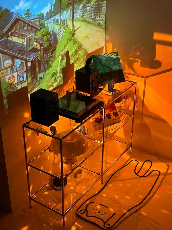 Furniture Fancy Low Budget 
-
Di setup turntable kita menggunakan beberapa item fancy yang lowbudget yaitu ada mushroom lamp yang bentuknya menjadi point of view ketika menyala, disco ball yang terkena pantulan sinar menjadi lebih dinamis, funny carpet kucing, figure kaonashi dan kabel ties untuk merapikan perkabelan agar nampak lebih aesthetic ( kabel tidak berantakan dimana” ) 
-
Kita mendapatkan items di online shop dengan harga terjangkau tidak melebihi angka 500K. Tips styling ruangan agar terlihat fancy dengan item low budget hanya memerlukan tata letak dan pencahayaan yang tepat agar membuat item lowbudget jadi terlihat fancy 

#FancyBudgetMinim #LowEffortFancy #SpillDecorLowBudget #minimalist #rumahkavling #jawatengah #angkahouse #white #deco #homedecor 