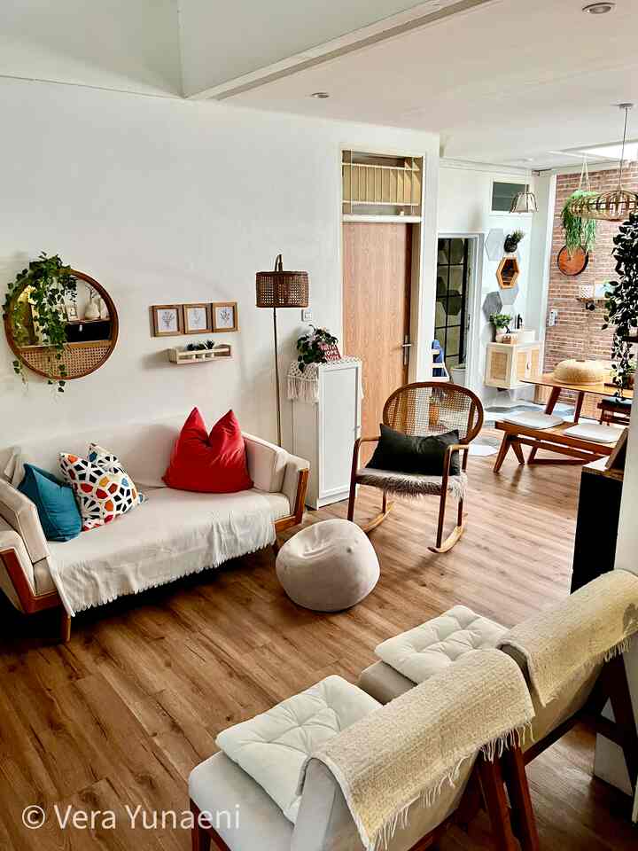 Rumah Lawas - Vintage Home
.
Ini Living Room aku, untuk membuat Living Room ini sesuai dengan temanya, untuk pemilihan furniture,  aku sengaja custom, dimana modelnya aku adopsi dari Pinterest. Custom Furniture langsung dari Jepara. Living Room ini bertransformasi 3x, dan menurutku yg terakhir ini yg merefleksikan “gue bgts”. Untuk asesoris furniture lainnya aku ambil Ikea Trones Hitam (lemari sepatu plastik), lalu aku kombinasikan dengan kayu jati belanda bakar, nah sentuhan kayu jati belanda bakar ini, membuat lemari sepatu plastik jadi ikutan vintage dan gak kaya plastik 🤭. Berburu pajangan pritilan lainnya, kebanyakan berburu di shopee, tapi pasti liat dulu di Pinterest, lalu coba typing di shopee… eh muncul 🤣😃, dan gak harus mahal, yg penting sesuai dng tema. Gimana? Moga menginspirasi ya 😍
.

#livingroomstyling
#livingroomdecor
#livingroommakeover #livingroom #mylivingroom #ikea #kerajinanjogja #pot #potanyaman #ikeatrones #pajangan #pajangannordic #vintagehome #rumahlawas