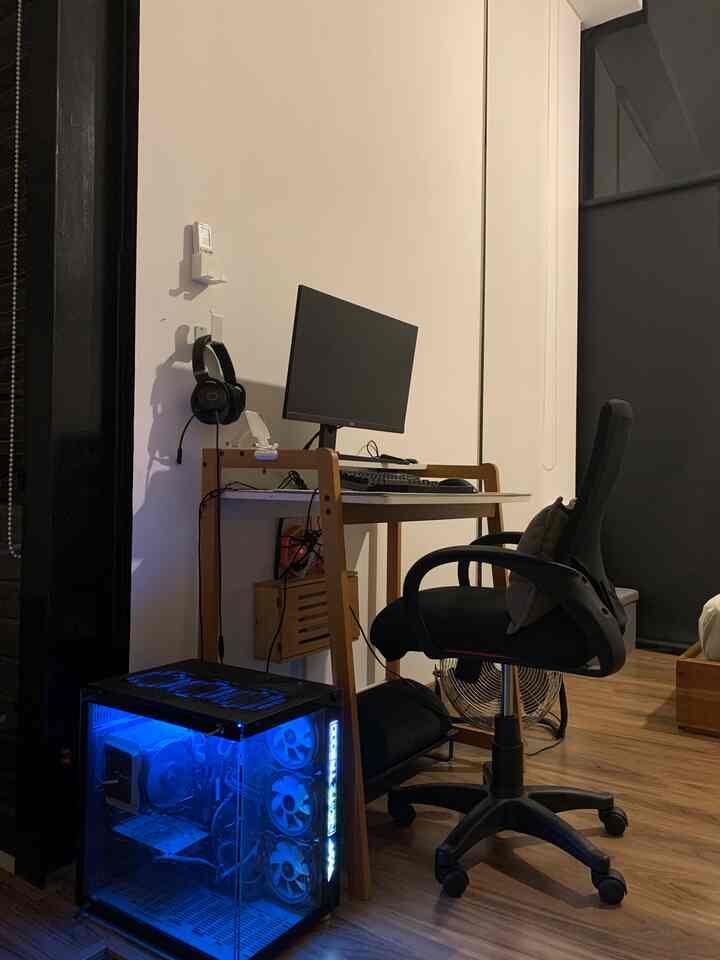 Close up meja kerja di lantai 2 ✨

#homeoffice #workingspace #whiteinblack #setupkomputer #inspirasi