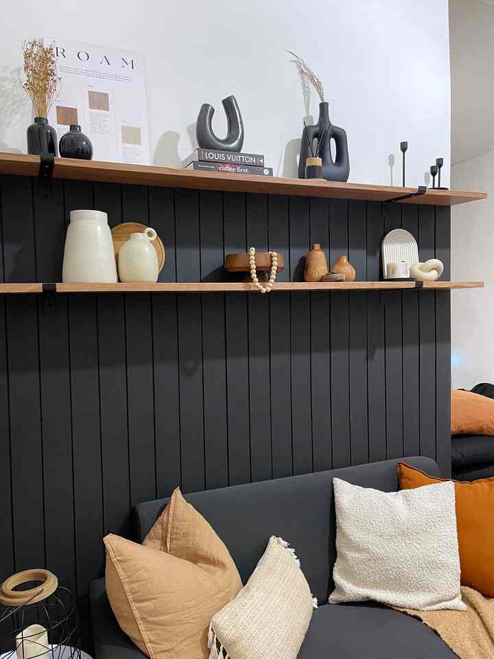 Bikin Living Room terlihat lebih Fancy dengan Shelves decoration 😍
Shelves atau ambalan dinding ini aku dan suami bikin sendiri loh alias #DIYLowBudget. Kita beli papan kayu jati belanda seukuran lebar dinding ruang tamu, dan dilapisi sticker PVC motif serat kayu.

Fungsi Ambalan ini, selain menghemat space, aku gunakan untuk menyimpan barang-barang koleksi dekorasi dan nilai plusnya ruang tamu terlihat lebih fancy!

Semoga menginspirasi 🥰

#FancyBudgetMinim #LowEffortFancy #SpillDecorLowBudget  #ShelvesDecoration #AmbalanDinding #ShelvesDecor #livingroom #livingroomdecor #ruangtamu #ruangtamukecil #ruangtamucantik #inspirasiruangtamu #lowbudgetdecor #moderndarkinterior #warmandbold #zarraawwrr #lollahouse #bandung