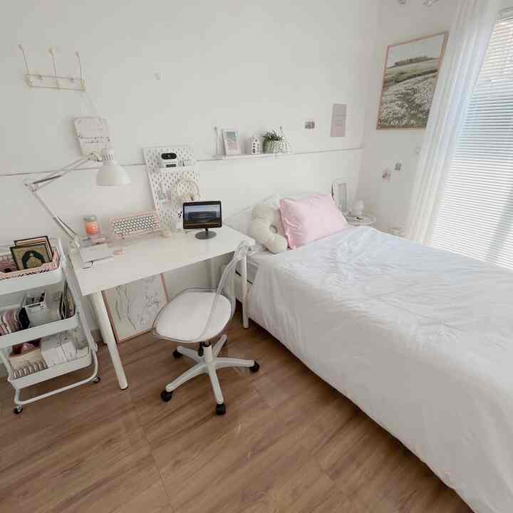 Hari yang cerah🌥

#kamartidur #bedroom #roomdecor #aesthetic #whiteroom #whitedecor #inspirasikamar
