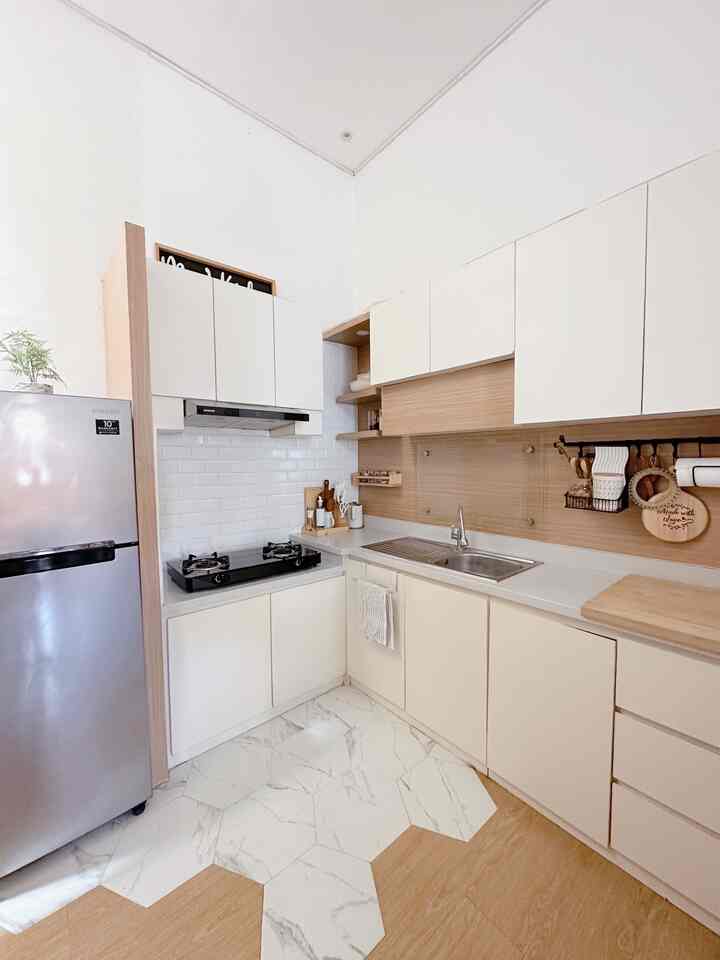 Bercerita perjalanan aku mendekor rumah itu dimulai dari dapur ini. Dapur mungil yang sejak pembangunan rumah sudah aku pikirkan akan seperti apa. Saat pindah ke rumah bahkan kami belum memiliki lemari dan sofa karena uang yang kami miliki saat itu digunakan untuk membuat kitchen set impian kami😂😂

Kenapa dapur yang kami prioritaskan karena aku yang akan sering berada di dapur jadi aku ingin dapur dibuat agar aku nyaman saat melakukan kegiatan sehari-hari di dapur.

Maka dari itu aku merasa identitas dari of3house adalah dapur kecil ini😊

#myhomejourney #ceritarumahku #myfavoriteroom #scandinavian #smallkitchen #kitchendesign #surabaya #tinyhome