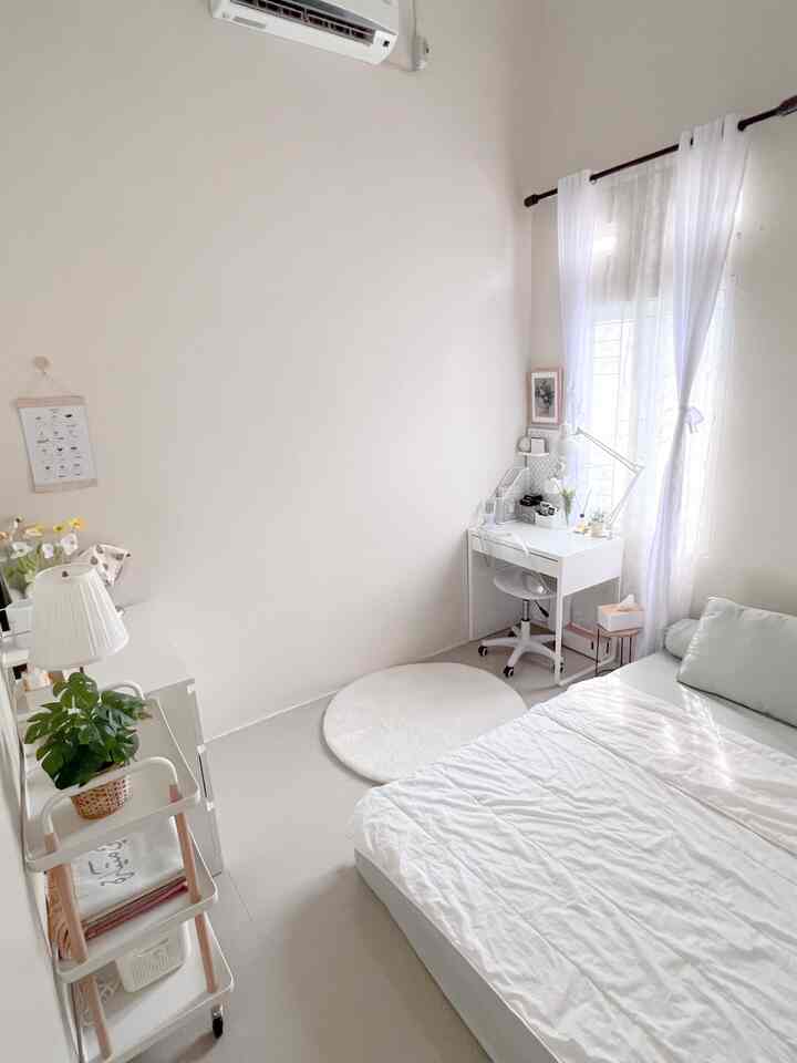 Caraku menstyling kamar agar terlihat rapi, menarik dan nyaman adalah dengan menerapkan konsep minimalis dengan warna-warna netral, kalem, putih / polos, dan pencahayaan yang bagus. 

- Yang paling aku suka dari kamar ini adalah warnanya yg dominan putih, sehingga terlihat cerah dan luas.
- Barang paling favorit dikamar ini adalah kursi belajar roda transparan yg sangat aesthetic tp juga sangat nyaman digunakan🤍
- Furniture dan barang dekoratif yg simple cantik dan memiliki fungsi masing-masing. seperti drawer, meja belajar, trolley, karpet bulu, sprei polos / putih, walldecor, lampu hias, storage, tanaman artificial.

Tips untuk menjaga kamar tetap rapi
• Rajin untuk slalu membersihkan / merapikan kamar
• Jangan terlalu banyak menambahkan barang dikamar, gunakan seperlunya saja.
• Gunakan sprei berwarna netral, putih / polos
• Tambahkan dekorasi seperti lampu hias, frame / walldecor, tanaman artificial
• Tirai putih agar kesan bersih, luas, dan cerah
• Diffuser / wewangian agar kamar terasa menenangkan.


#DekorasiKamarUtama
#InspirasiKamarUtama
#MainBedroomStyling