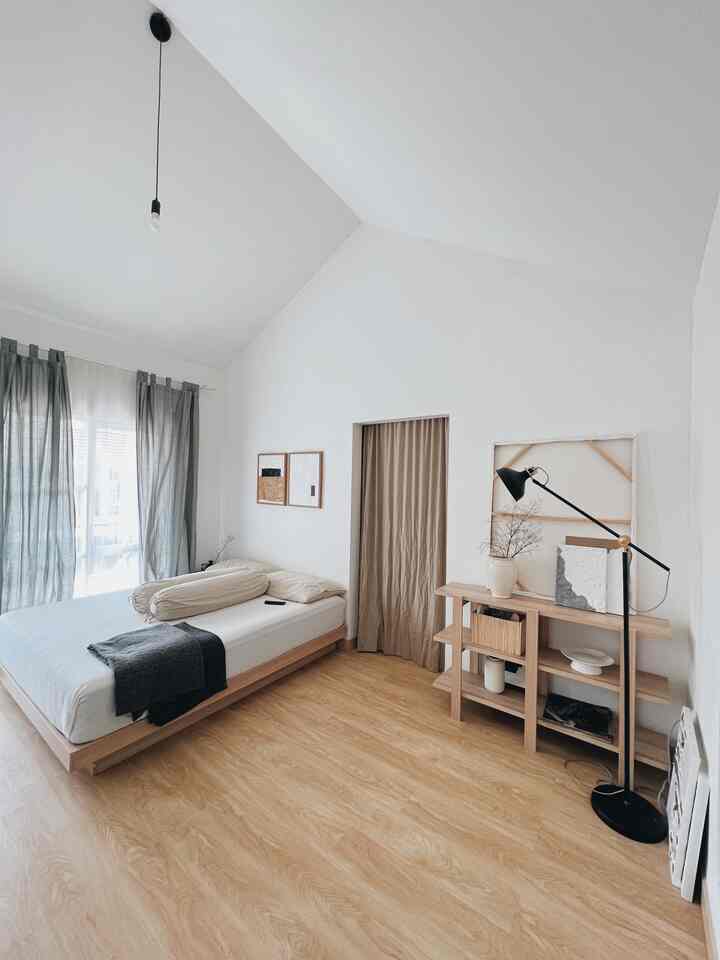 Selamat Malam, tetangga O House!

Gimana weekend kamu? Alhamdulillah, semoga sehat selalu yah! Yuk ngobrol lagi bareng Pak dan Bukbojo. Kali ini aku mau bahas perihal ruangan yang menjadi favorit kami: bedroom casadirio! 

Yess ruangan ini menurut kami yang paling estetik karena secara dekorasi sudah cukup sesuai dengan konsep kamar tidur kami, yaitu japandi. Mulai dari tempat tidur, design rak, colour tone furniture, dan juga element-element lainnya. ☺️🫶🏼

Sekali lagi, karena rumah kami mengusung tema japandi, jadi secara pemilihan furniture, lantai, curtain, dan lain-lain kami sesuaikan dengan warna signature-nya japandi, yaitu krem, putih, abu-abu, dan hitam.

Warna furniture kami pilih krem, mulai dari dipan, shelf, lantai spc, dan juga list cermin kaca kami. Untuk warna lain seperti abu2, hitam, dan putih itu kami terapkan di element dekorasi, seperti lampu tidur, lukisan, vase, bowl, curtain, dll.

Untuk dipan kami pilih model minimalis yang tanpa headboard. Shelf di sudut kamar pun kami cari yang sesuai konsep. Enggak lupa, shelf-nya di dekor dengan referensi style japandi.

Ruangan ini jadi favorit kami karena secara konsep dan design sudah sesuai dengan tema Japandi yang kami agungkan itu 😛. Semoga ruang kamar kami bisa menginspirasi tetangga O House ya!

#aestheticroom #aesthetichomedecor #homestyling #japandi #japandibedroom #rumahdeveloper