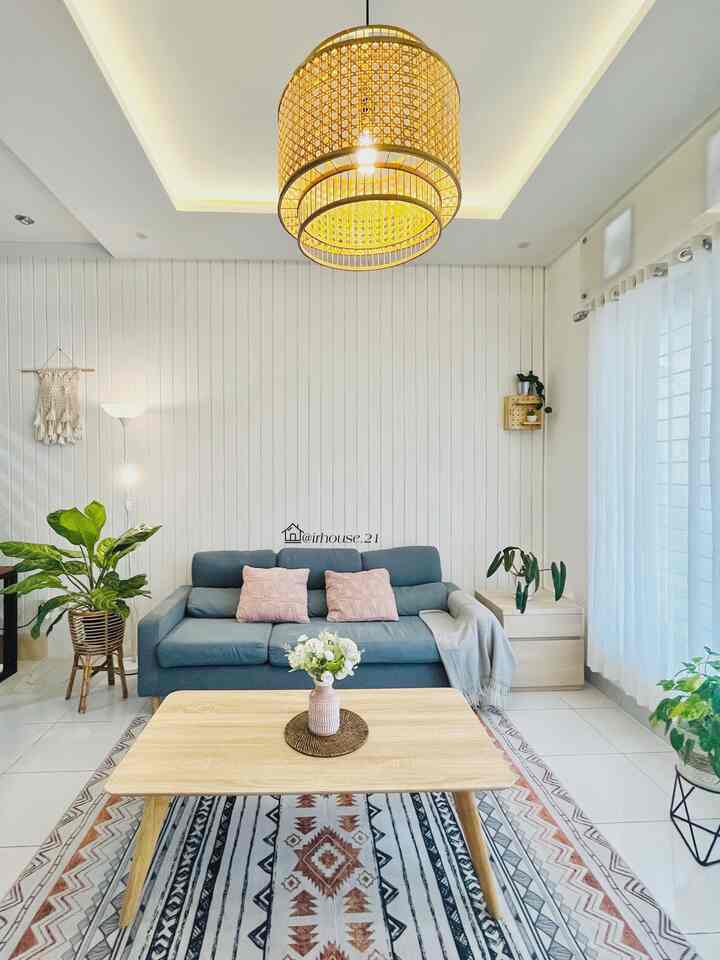 Ruang tamu ini kami makeover sendiri tanpa bantuan desain interior/arsitek. Kami terinspirasi dari pinteres dan instagram kemudian di aplikasikan di ruang tamu ini sesuai dengan style yg kami suka. Karena kami menyukai ruangan yang simple, asri dan netral maka kami menggunakan wall batten dibagian dinding dengan warna cat netral putih. Atapnya kami rubah menjadi drop ceiling dengan tambahan indirect lighting dan lampu hias gantung bambu natural. Supaya ruangan ini lebih fresh kami tambahkan tanaman hidup.

#rumahtanpaarsitek #selfmakeover
#diy  #scandinavian #minimalist  #tropical #rumahkomplek #depok #decorlowbudget 
#rumahtingkat  #livewithkids