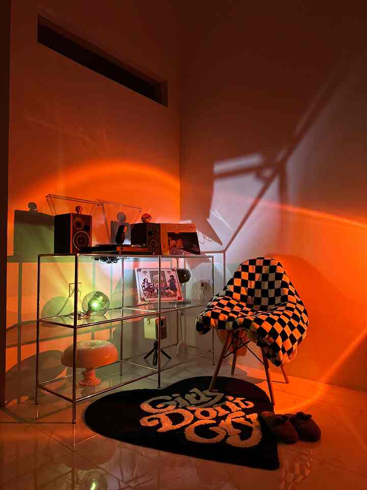 Turntable Setup Update 
-
Sudut ini kita jadikan sebagai relaxing dengan memilih koleksi piringan hitam dan mendengarkan track favorit dipojokan. 
Untuk membuat lebih hiduo sudut ini kita menggunakan lampu sunset yang bisa di ubah warnanya dengan mika warna warni
-
Dengan nuansa lampu sunset menjadikan lenih warm dan lebih pop seperti kalau lagi dateng ke cafe” jaman now ( ada turntable set upnya ) 

#DekorasiSetUp #Turntablesetup #Setupstyling #minimalist #bauhaus #inspirasirumah #rumah #homedecor #lowbudget #homecafe 
