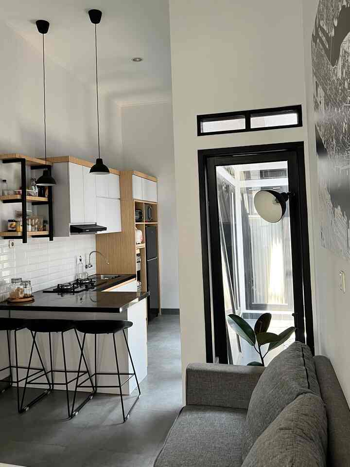 Karena keterbatasan lahan, kami menggabungkan tempat makan dan dapur dalam satu rangkaian. Kami menggunakan kitchen island sebagai tempat makan, cukup menambahkan kursi jadilah meja makan. Sangat menghemat tempat menurut kami. Kitchen island ini berguna juga sebagai tempat food preparation sewaktu kegiatan memasak berlangsung. Boleh diterapkan juga ide seperti ini bagi yang mempunyai lahan terbatas seperti kami.

#kitchenRoomDecor #KitchenIdeas #KitchenInspirations #DiningRoomDecor #DiningRoomIdeas #DiningRoomInsperations
#homedecor #dekorasidapur #dekorasiruangmakan #bandung #dapurminimalis 