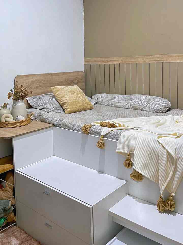 Kamar Tidur Anak yang awalnya masih jadi gudang karena anaknya belum berani tidur sendiri, akhirnya di #makeoverlowbudget dengan sentuhan material #wallbatten dan di cat ulang dengan nuansa warna White & Khaki agar senada dengan warna bed framenya. Sengaja diberi warna terang disini agar lebih cerah dan lebih clean. 

#cozybedroom #dekorasikamartidur #inspirasikamartidur #kamartiduranak #kamaranak #kidsbedroom #whiteandwood #minimalis #rumahdeveloper #rumahdengananak-anak #livewithkids #bandung