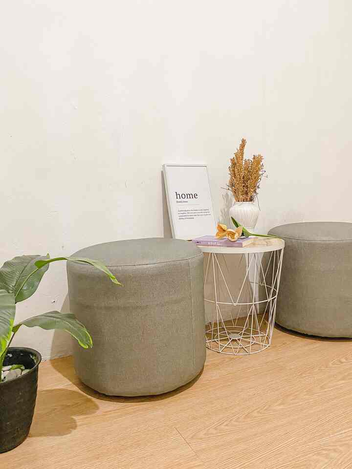 Stool atau sofa bulat berwarna abu abu ini adalah salah satu furniture custom yang ada di rumah kami. Tadinya stool ini berbahan suede berwarna merah dan hitam. Karena ingin menyesuaikan dengan tema rumah, maka kami ubah dengan warna yang lebih netral yaitu abu abu. Bahannya pun berubah dari beludru ke kulit sintetis, dengan harapan lebih mudah dibersihkan. Bagaimana? Apakah ini cukup pas untuk rumah kami? Hihii  #customfurniture #personalizedfurniture #uniquefurniture #iderumah #homedecor