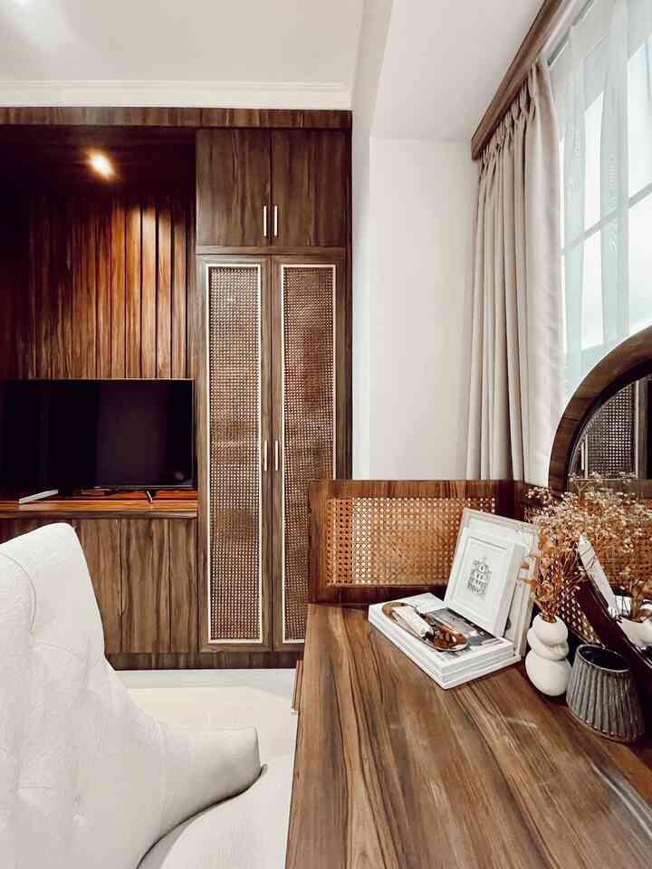 Area meja rias di dalam ruang tidur utama merupakan ruangan yang paling saya sukai di rumah. Karena saya lebih banyak menghabiskan banyak waktu sebelum tidur di ruangan ini. Sepulang bekerja larut dan setelah melakukan aktivitas bebersih, biasanya saya luangkan untuk membaca buku di meja ini sebelum saya beranjak tidur.

Sebenarnya fungsi utama area ini yakni sebagai meja rias. Akan tetapi karena dimensi meja rias ini besar, sehingga bisa mengakomodir untuk kegiatan membaca dan beberapa aktivitas lain. Awalnya meja rias ini adalah hasil makeover meja kerja yang sudah dipakai 8 tahun lalu, dengan memanfaatkan penggunaan furnitur lama yang di finishing ulang. Dilapis ulang, agar mirip veneer dipercantik dengan repaint dan ganti knob. Dengan mengambil inspirasi style mid-century furniture, saya menambahkan cermin bulat di meja kerja yang dijadikan meja rias agar kesan vintagenya balance sama modernnya. Selain itu dikombinasikan dengan material lokal yakni natural rattan. Rattan ini menjadi aksen natural yang estetik di sudut ruang tidur utama. 

Area countertop meja rias ini bisa dimanfaatkan untuk meletakan aksesori dekoratif dan pajangan seni lainnya. Sedangkan untuk penyimpanan peralatan rias sengaja diletakan di dalam laci agar lebih rapi. 

Hiasan dekorasi dried flowers ini merupakan fresh flowers yang sudah layu dan mengering dengan sendirinya. Statue-candle berwarna hitam ini saya dapatkan saat sedang traveling ke UK. Frame yang dihias dengan postcard yang juga saya dapatkan dari koleksi hasil traveling saya. Sedangkan hiasan dekoratif lainnya bisa dilihat detailnya di product tag. 

#MyFavoriteRoom
#MyHouseStory
#MyFavoriteItems
#decorativeitems
#homestyling
#masterbedroom
#warmcolor
#personalizedfurniture
#moderncontemporary
