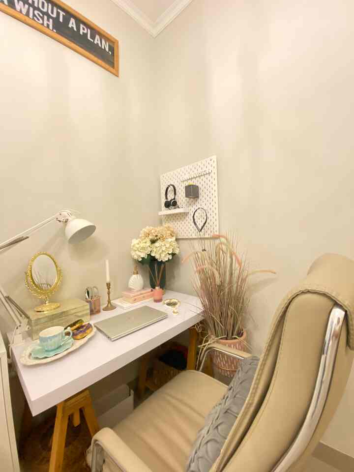 Halo tetangga online,

ini adalah penampakan meja kerjaku. 
semangat senin ya tetangga online, dekorasi di meja kerja ku ini bikin mood kerjaku makin semangat hehehe 


#homeoffice #mejakerja #favoritecorner #homeofficestyling #homeofficedecor #homedecor 