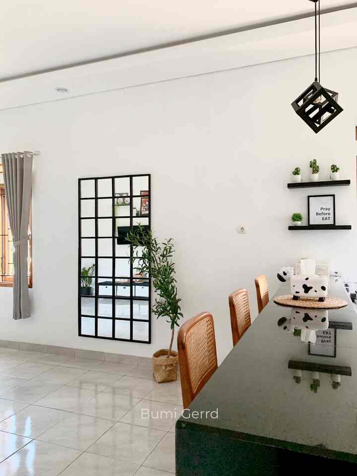 Konsep open space membuat kami menjadi lebih mudah berinteraksi, pembatas ruangan yang sekaligus dijadikan meja makan ini menjadi salah satu tempat fav kami. Selain berfungsi untuk makan tempat ini terkadang dijadikan sebagai area kerja atau sekedar ngopi ngobrol bersama suami. Selain hemat tempat konsep tempat makan ala mini bar gini juga sangat multifungsi kan ?

#bumigerrd #minimalist #monochrome #homedecorinspo #aesthetichomedecor #minibar #ruangmakan 