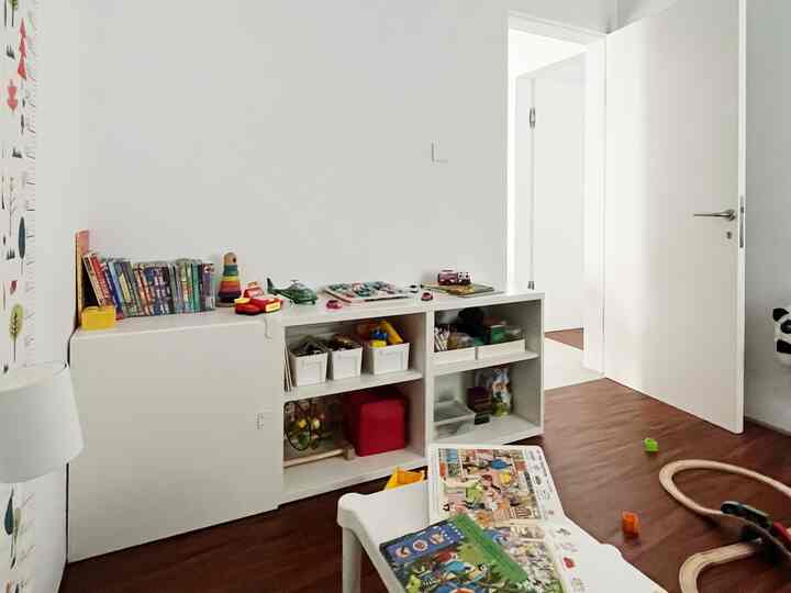 Anak kami laki-laki masih berusia 2 tahun. Kamar anak ini masih digunakan hanya untuk area bermain, karena anak kami masih tidur di kamar utama. 

Hal yg kami sukai dari kamar anak ini adalah warna-warni yg didapat dari serba-serbi mainan, karena area lain di rumah kami didominasi oleh warna putih. 

Barang di kamar tidur anak yg menjadi favorit kami adalah lemari IKEA BESTA yg dialih fungsikan dari lemari TV menjadi lemari tempat menyimpan mainan. 

Furniture yg digunakan di kamar tidur anak mayoritas dari IKEA, bawaan dari furniture kami saat kami kontrak rumah. 

Penempatan furniture juga kami sesuaikan dengan jangkuan dan tinggi badan anak kami yg masih berusia 2 tahun, agar mudah untuk mengambil barang dan menaruhnya kembali ditempat semula. Hal ini bertujuan agar pembelajaran metode montessori dapat mudah diajarkan kepada anak kami.

#dekorasikamaranak #inspirasikamaranak #kidroomstyling #lifewithkids #whiteinterior