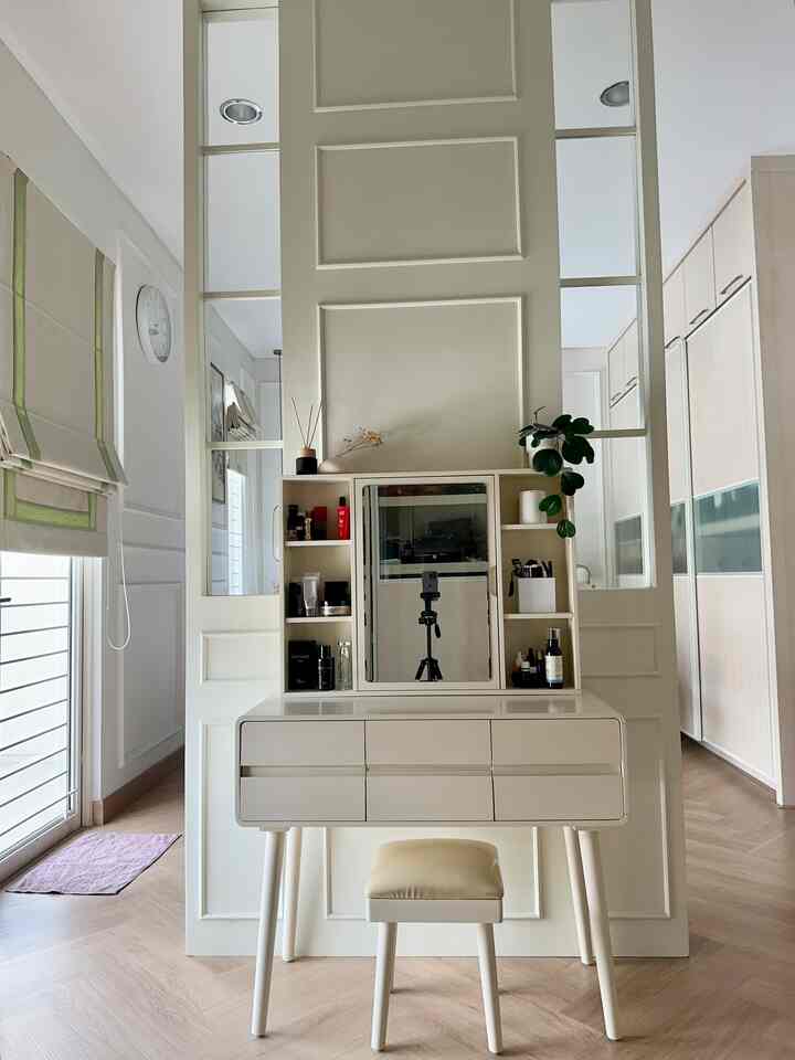 Sisi lain dari master bedroom, terdapat meja rias dan lemari pakaian #classicamerican #mejarias #americanclassic #dekorasimeja #jakartabarat #rumahcluster #dekorasikamar #dekorasikamartidur 