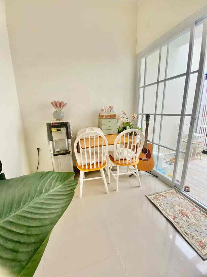 Hai hai tetangga online,
ini adalah penampakan ruang makan ku yg ga besar karena di rumah hanya ada aku dan suami dan kita jarang banget nerima tamu hehehe bener2 cuma muat buat 2 orang aja dan jujurly aku ga suka barang yg terlalu besar karena rumahku space nya jg ga gede. Semoga dapat menginspirasi ya 🤍



#smalldecorations #decorationsinspo #pernakpernikrumah #hiasanrumah #ruangmakanmungil #homesweethome #estetik