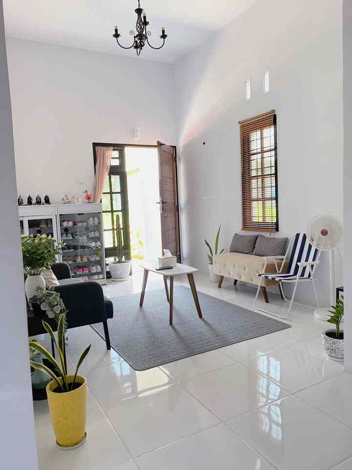 Yang menjadi ciri dari casa de firaprima adalah hampir semua ruangan didominasi warna putih mulai dari cat dinding,plafon,lantai dan furniture,kenapa kami menyukai ruangan ini karna di ruangan ini kami banyak melakukan aktifitas yang membuat kami merasa ruangan ini bukan hanya sekedar ruang untuk menerima tamu tapi juga tempat mencurahkan inspirasi dalam menata ruangan dengan ruangan yang terbatas,tapi juga tempat bercerita sambil minum kopi dimalam hari.
.
.
.
.
#myhomejourney
#ceritarumahku
#myfavoriteroom
#livingroom
#ruangtamu
#idedekorasiruangtamu
#scandinavian
#minimalist
#pontianak
#rumahsederhana
#livewithfamily